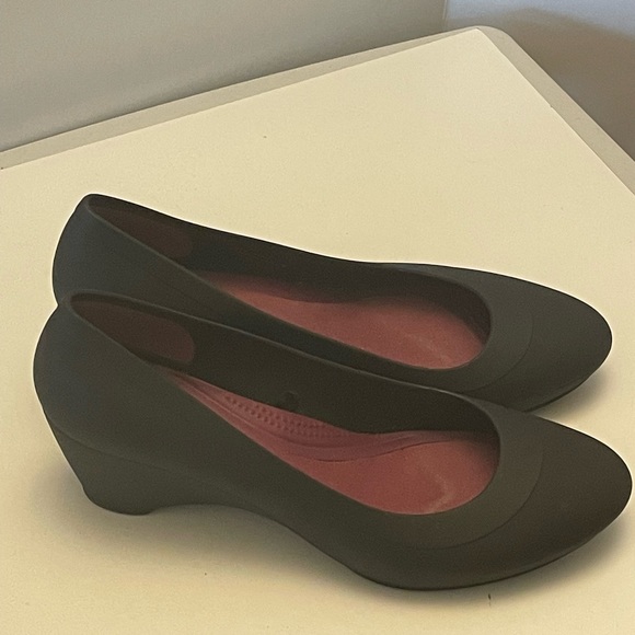 CROCS LINA DUAL COMFORT WEDGE HEELS, SHOES, WOMEN’S 8 BLACK RUBBER LIGHTWEIGHT - Picture 3 of 8